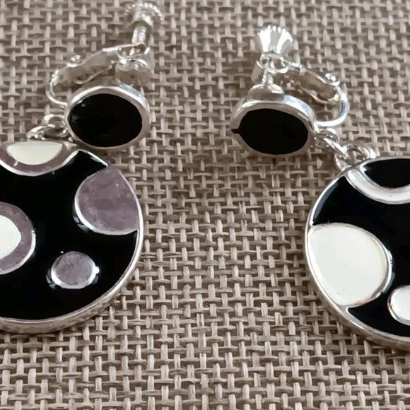 Vintage Screwback Black & Cream silver tone Enamel Dangle Earrings - Picture 2 of 6